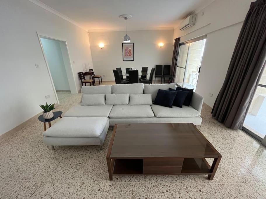 Seaview 3 Bedroom Apartment In Слима Экстерьер фото